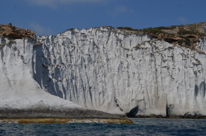 La scogliera bianca in prossimità della grotta azzurra - Ponza