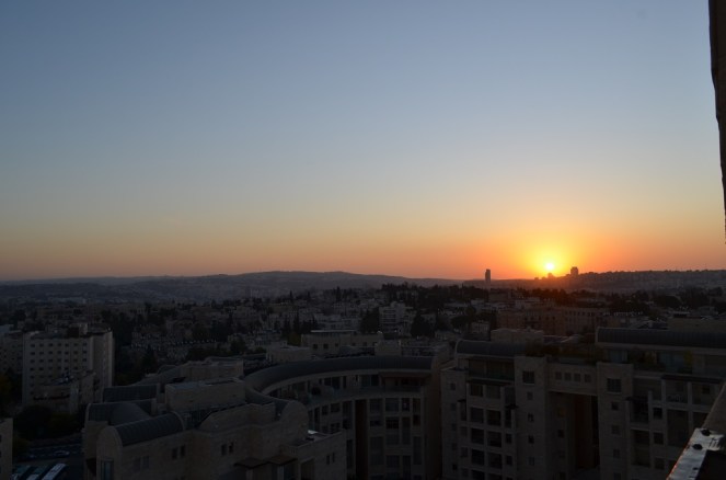 Tramonto visto sulla torre del YMCA Three Arches Hotel