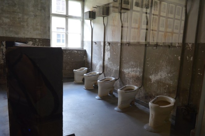 i bagni all'interno dei blocchi  Auschwitz