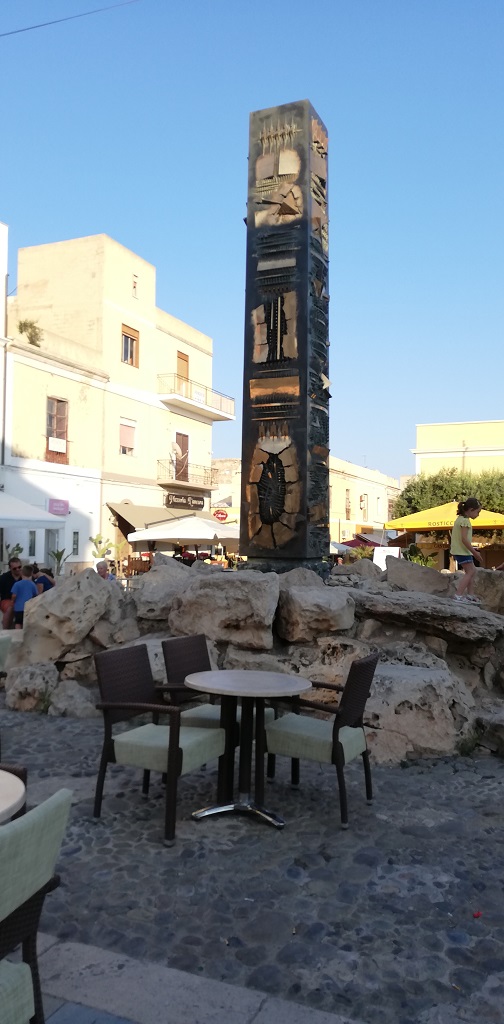 Obelisco di Arnaldo Pomodoro in Via Roma a Lampedusa