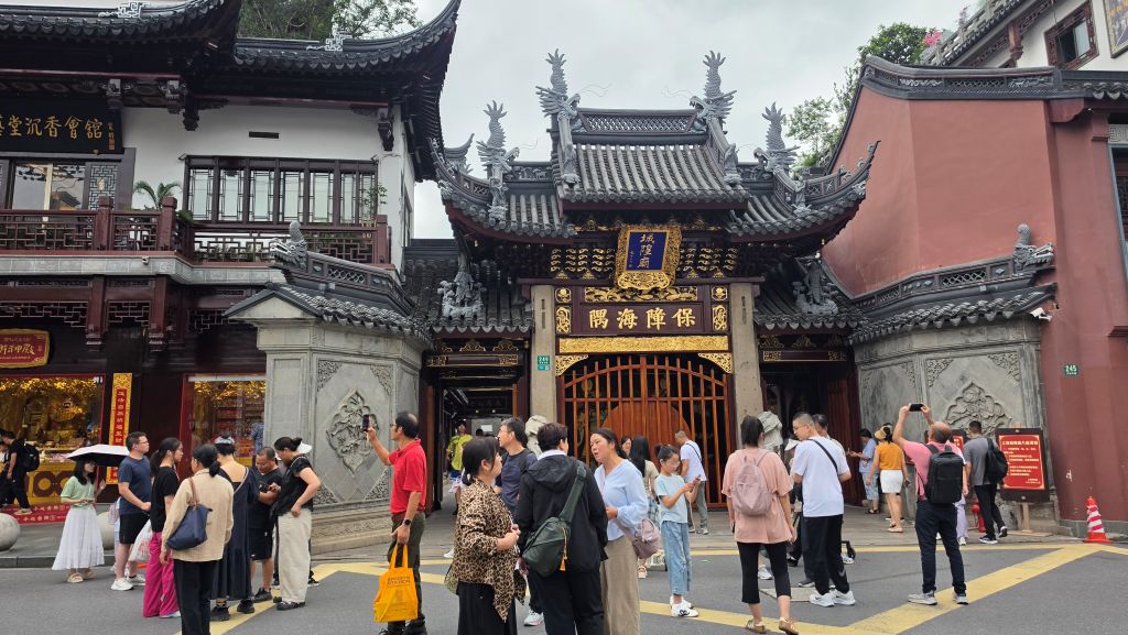 Acquistare a Zhao Zhi Meng, un affollato mercato tradizionale cinese, con un'architettura antica in evidenza.